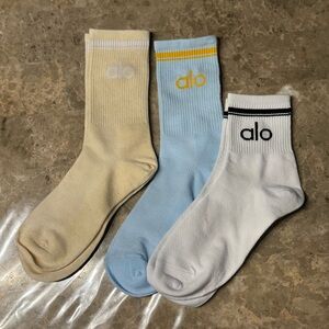 New Women’s Alo Socks
New with tags in its packaging 
3 pairs 
Fits sizes 6-11